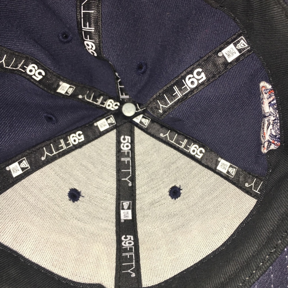 A hat - Picture 3 of 4